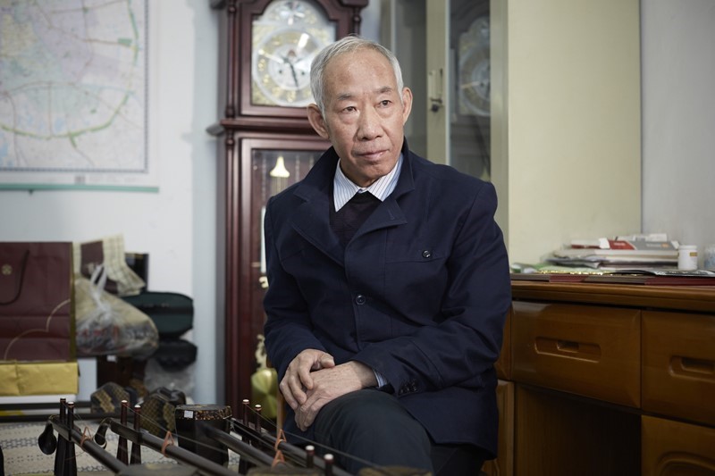 人, 屋内, 男, テーブル が含まれている画像
自動的に生成された説明