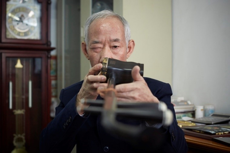 人, 男, 屋内, 持つ が含まれている画像
自動的に生成された説明